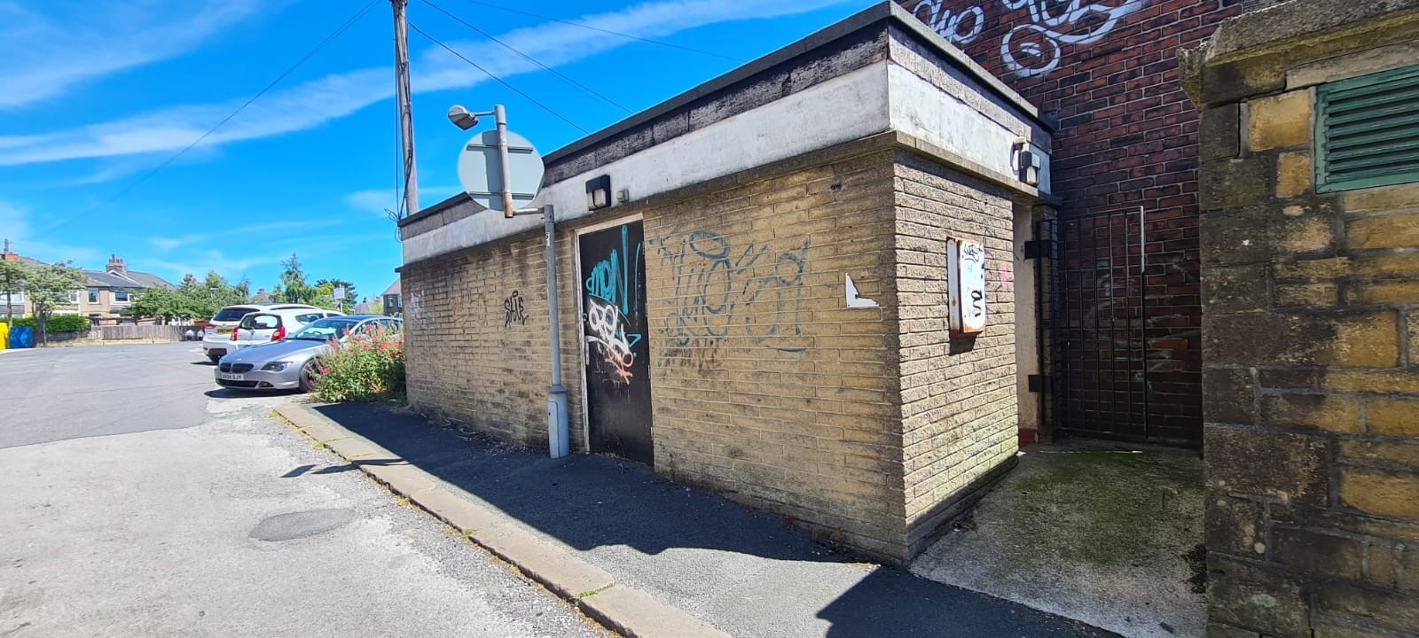 Guide Price £30,000, Public Conveniences At Westbourne Road, Huddersfield, West Yorkshire, 433